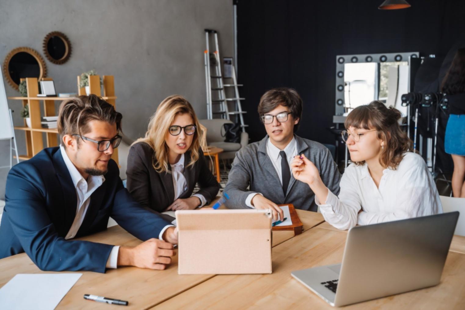 Écrans d'ordinateur montrant des tableaux financiers et graphiques de planification